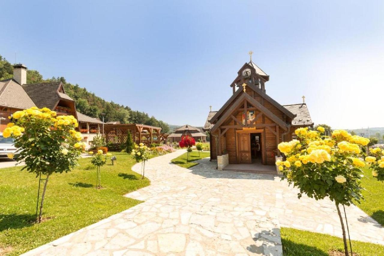 Etno Naselje Vrdnicka Kula Hotel Vrdnik Exterior photo