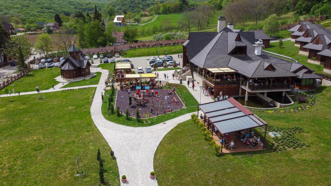 Etno Naselje Vrdnicka Kula Hotel Vrdnik Exterior photo